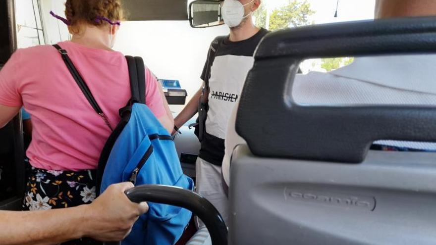 Como Sardinas En Lata 		En La Línea 9 De Autobús |  