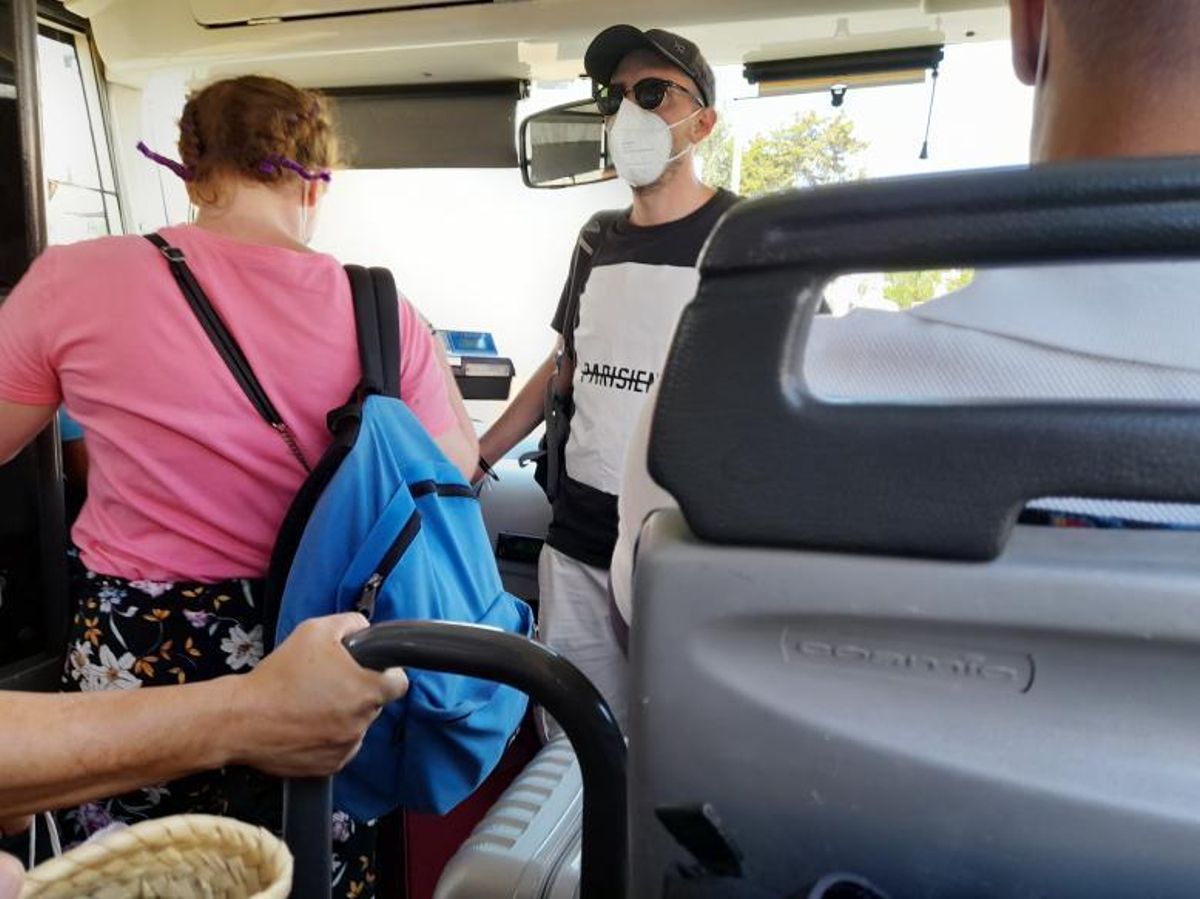 Como sardinas en lata en la línea 9 de autobús |