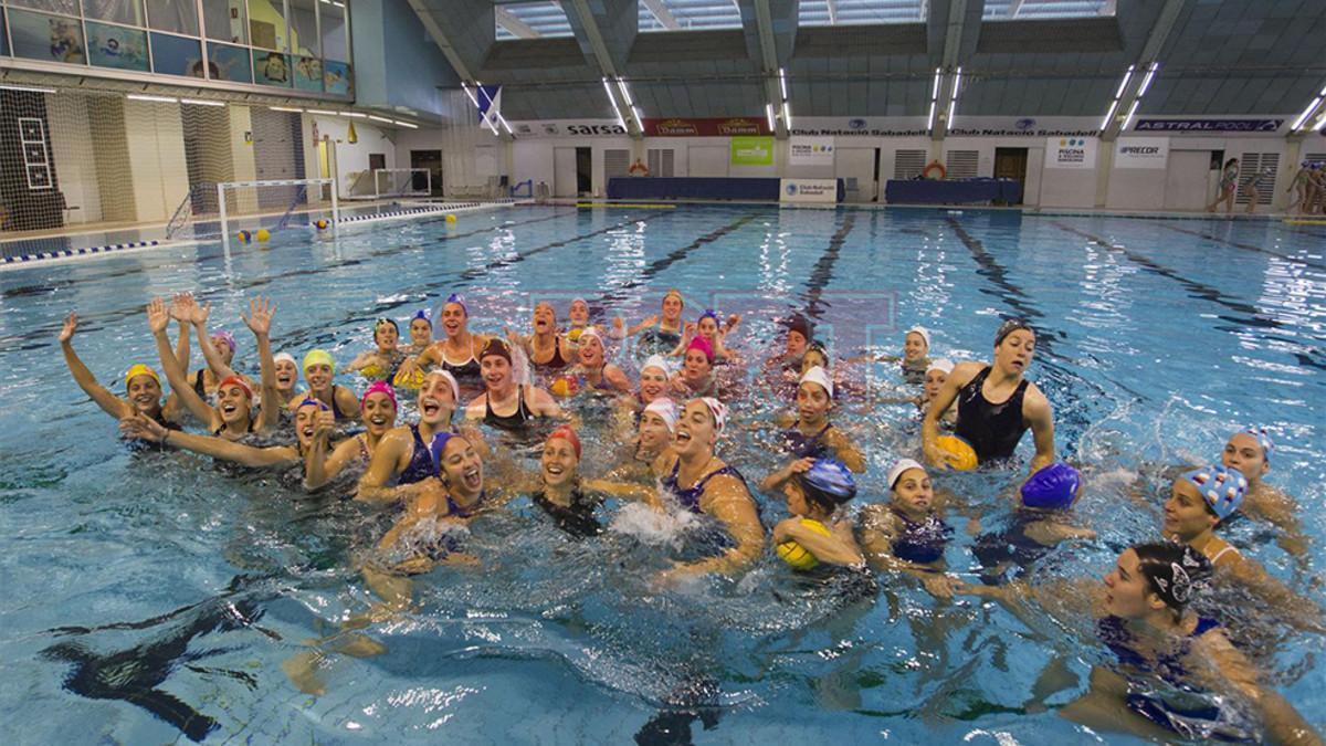 Las futbolistas del Barça se divirtieron en su visita a las waterpolistas del CN Sabadell