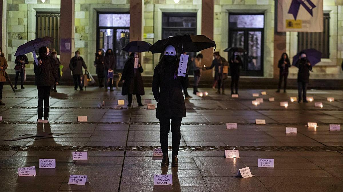 Los nombres de las asesinadas por sus maltratadores presiden la concentración feminista.