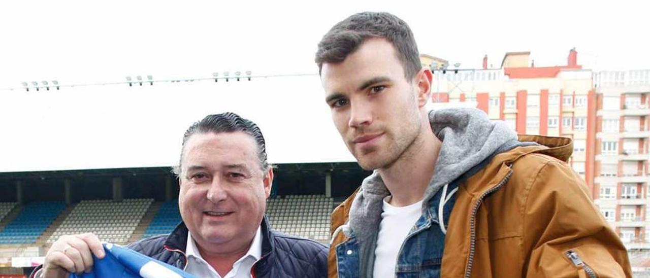 Tamargo, junto a Yago Vázquez, en la presentación del jugador.