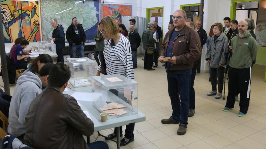 Votants en un col·legi electoral gironí.