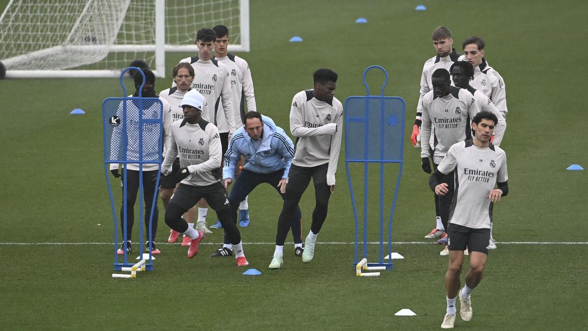 Tchouameni participó del entrenamiento del Real Madrid sin problemas