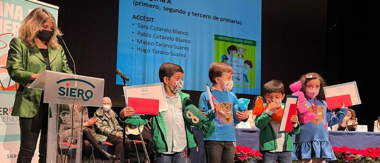 Desde la izquierda, Elena Fresneda, presentadora, con Mateo Tarano, Pablo Cotarelo, Hugo Tarano y Sara Cotarelo, ganadores de un concurso. | I.G.