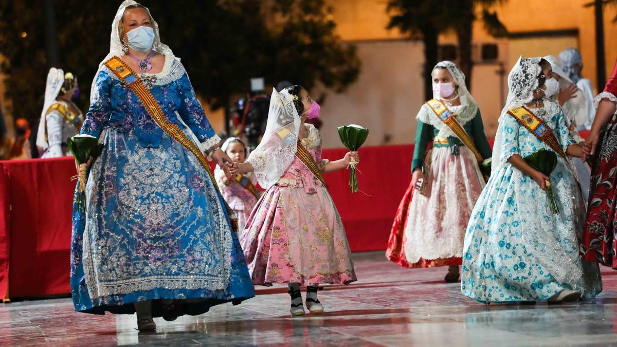 Búscate en el primer día de la ofrenda por la Calle Caballeros de las 21:00 a las 22:00