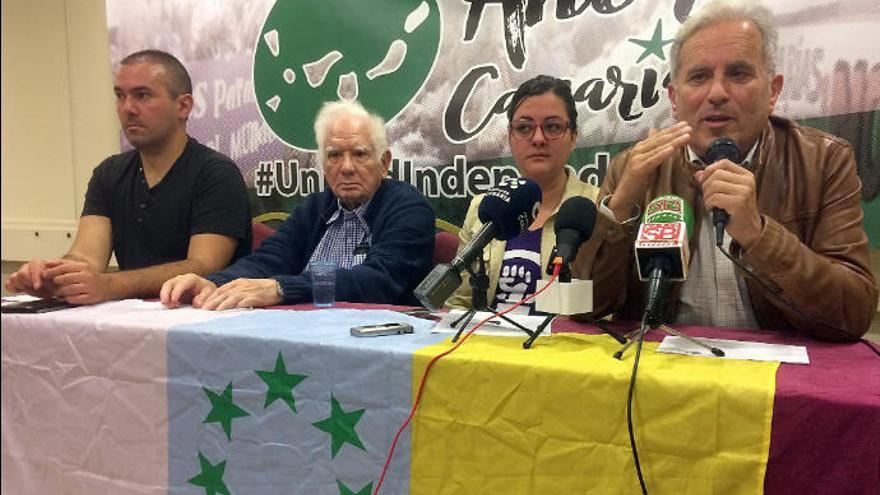 Vicente Quintana (d) durante la presentación este viernes de Ahora Canarias, partido político de carácter independentista cuyo objetivo es conseguir la liberación del pueblo canario.