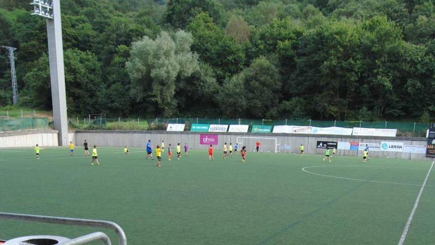 Un entrenamiento en el campo de fútbol de El Bayu.