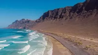 Las escuelas de surf de la Isla reclaman más seguridad en Famara