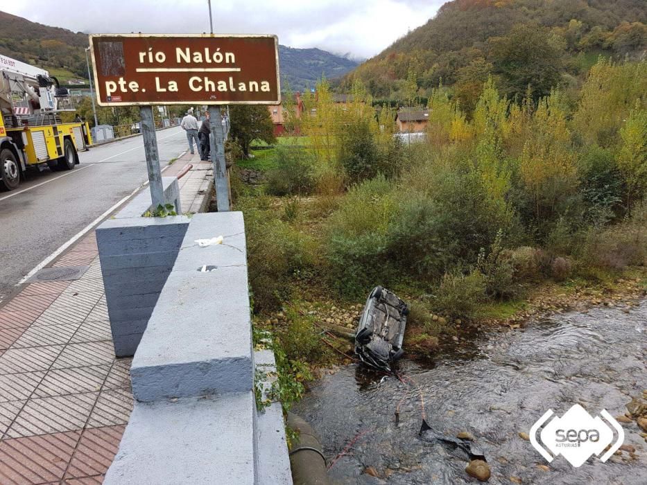 Caída de un coche desde el puente de La Chalana