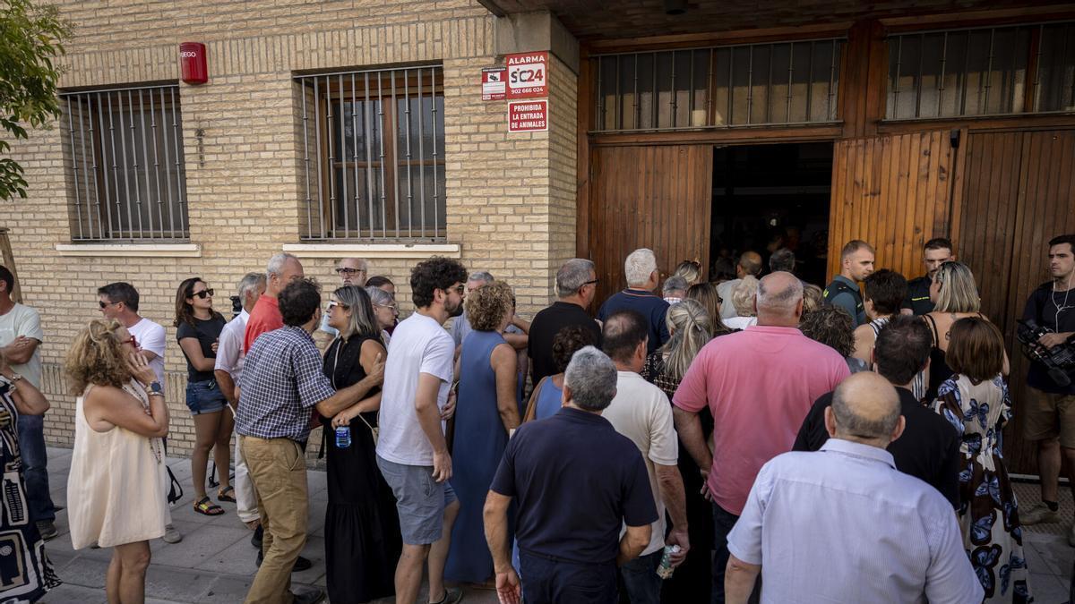 Los vecinos de Tasute despiden a Javier y Esther.