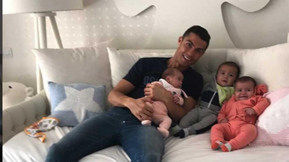 Cristiano, junto a sus tres hijos pequeños
