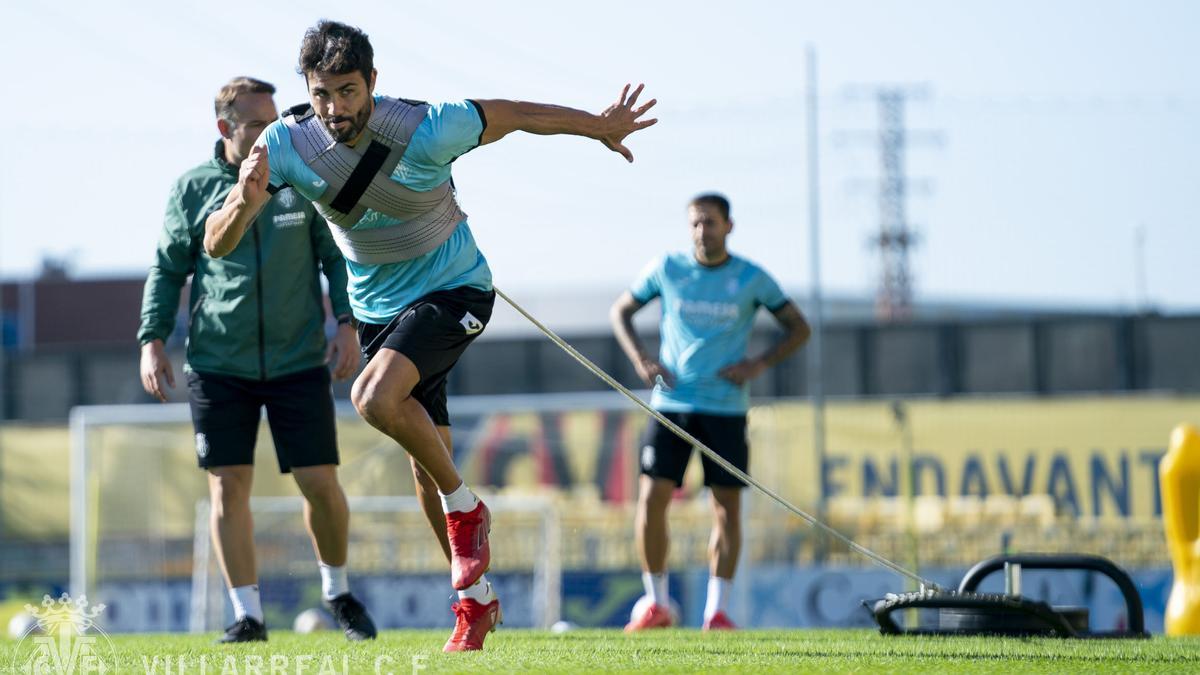 Vicente Iborra se ejercita a pleno rendimiento a las órdenes de Unai Emery, como pudo verse ayer en Miralcamp.