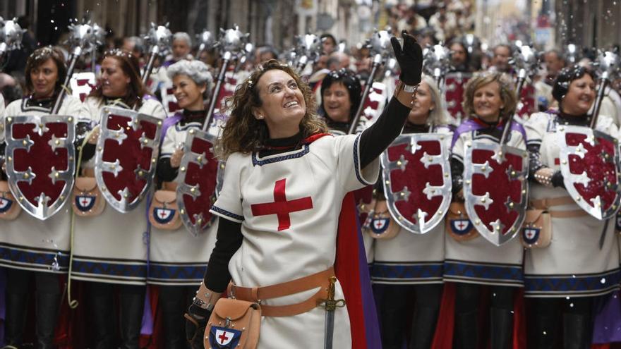 Un desfile de Moros y Cristianos en Alcoi en 2016.