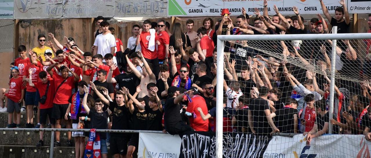 Aficionados del Atlético Saguntino durante la final regional que se disputó en Gandia. | ATLÉTICO SAGUNTINO