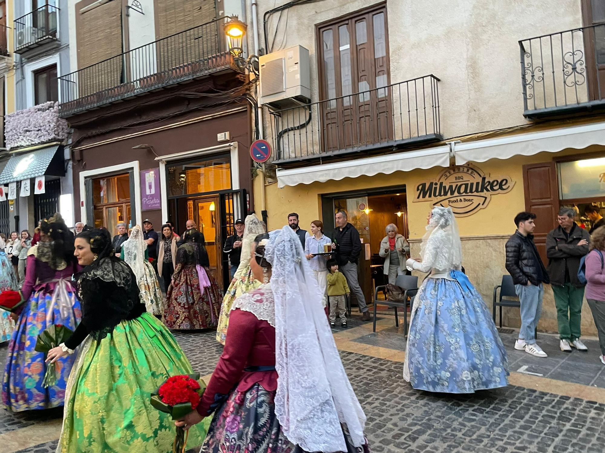 Más de 2.000 falleros y falleras participan en la Ofrenda de Xàtiva a la Mare de Déu de la Seu