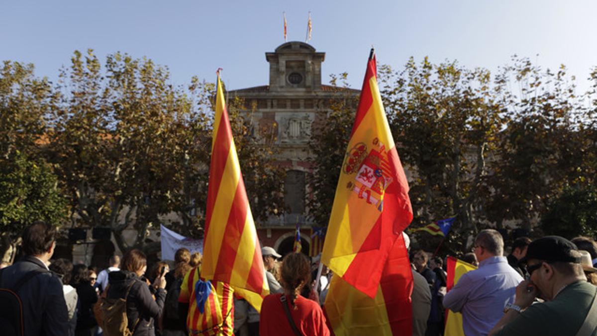 Gente concentrada fuera del Parlament con diferentes banderas mientras se celebra el Pleno para la desconexión y la independencia.