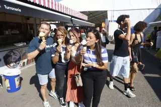 Los bocados de la Feria son tradición: bocadillos de calamares, helados artesanales y dulces típicos sacian el hambre de los visitantes