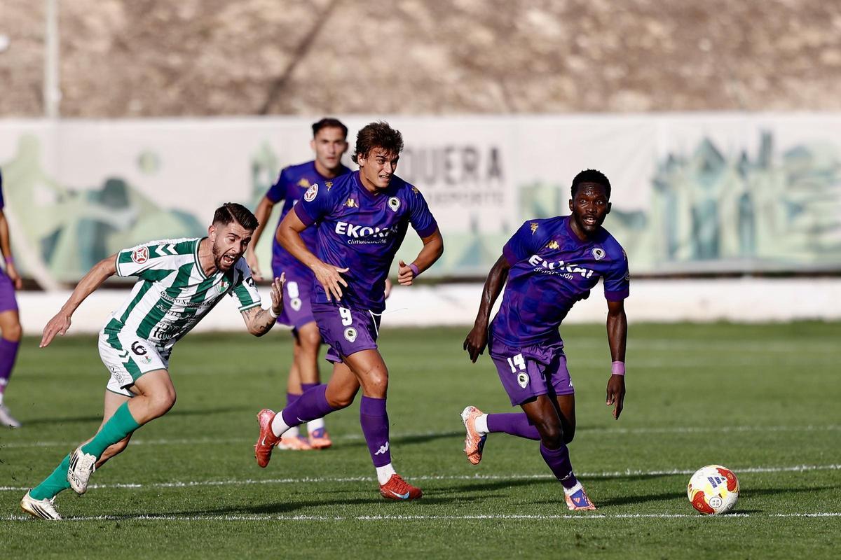 Ben Hamed roba y montra el contragolpe durante el Antequera-Hércules jugado en El Maulí.