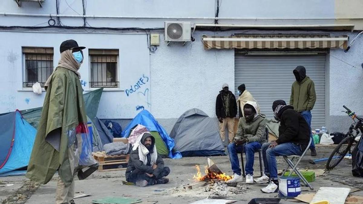 Algunas de las personas desalojadas del antiguo instituto B9 de Badalona.