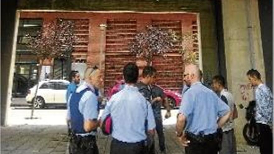 Agents de la policia es van desplaçar al bloc alertats per amenaces.