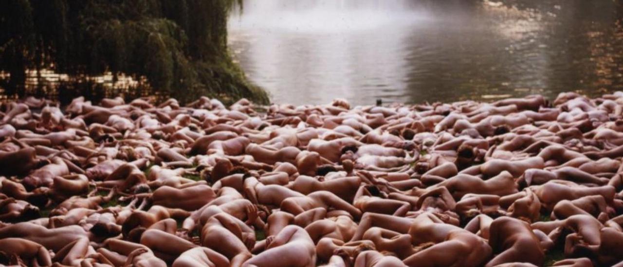 Spencer Tunick, es una de sus sesiones y tres de sus imágenes