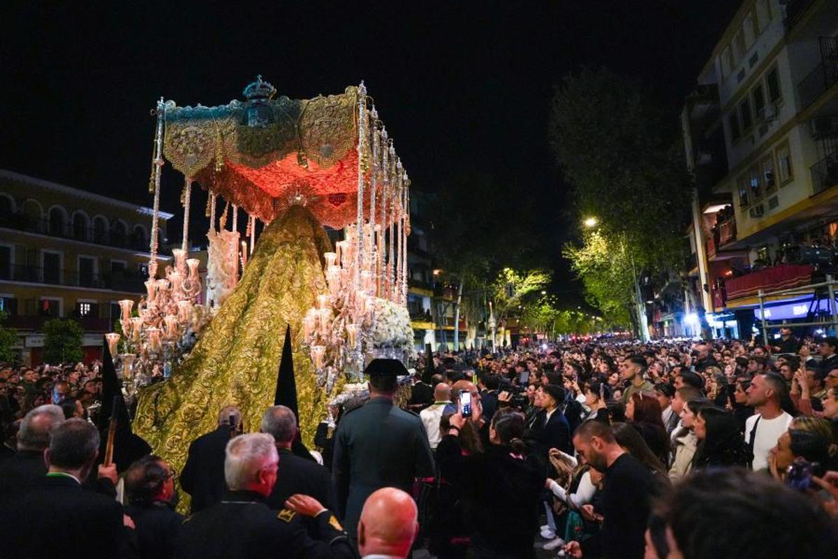 L2a Madrugá de Sevilla deslumbra por su intensidad y devoción, con la Reina Sofía como testigo