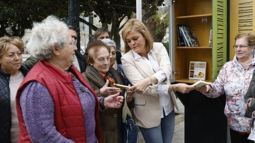 La alcaldesa de Redondela en una de las cabinas literarias.