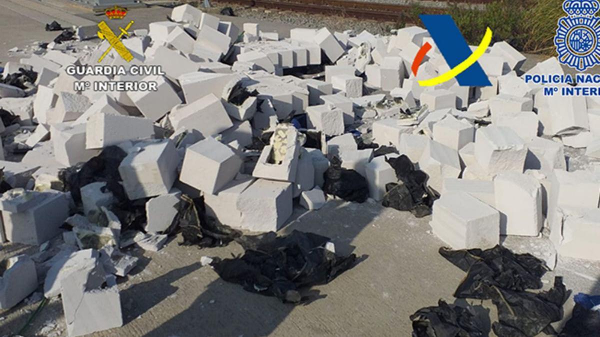 Bloques de hormigón, ya rotos por los agentes, que albergaban cientos de kilos de cocaína. | CNP/GC/AEAT