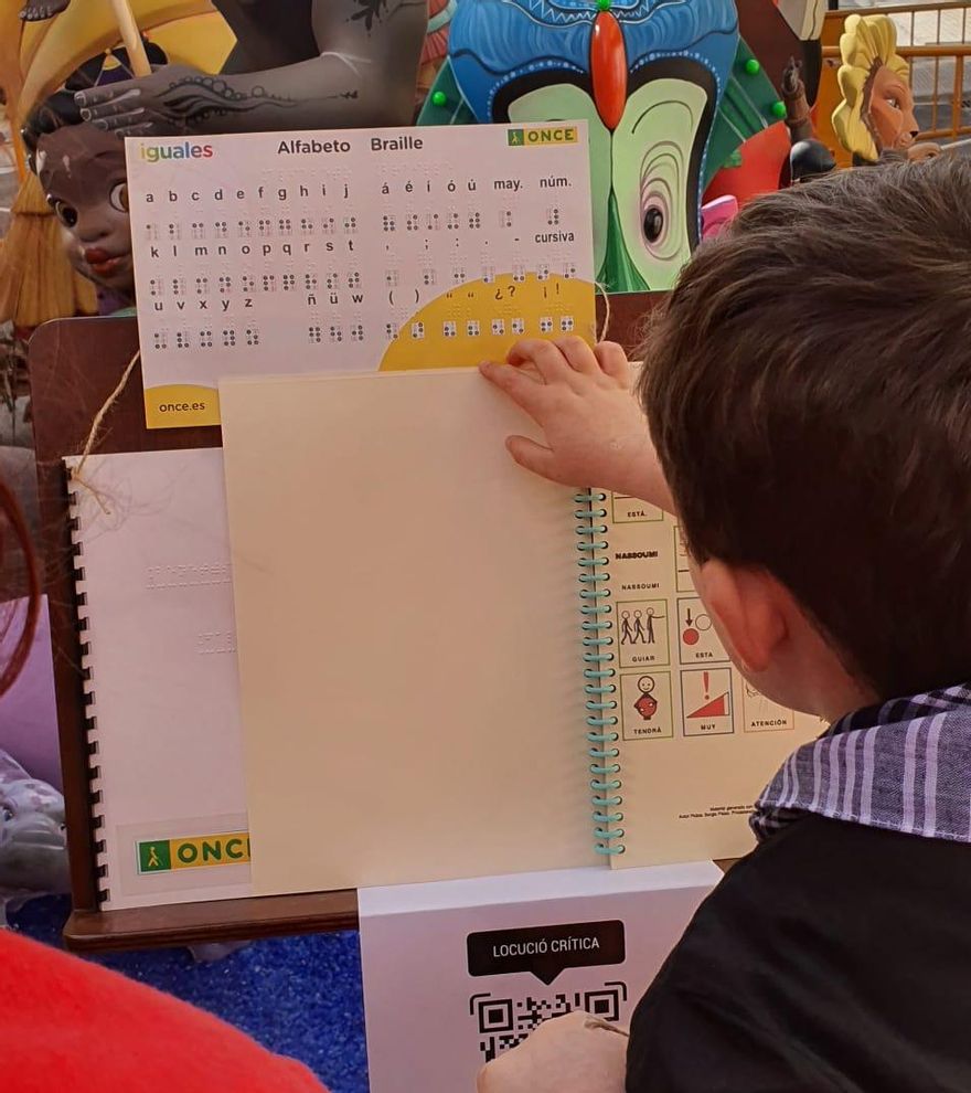 Niños de la asociación Incluversa disfrutando del pictograma de una falla en el &quot;día del silencio&quot;.