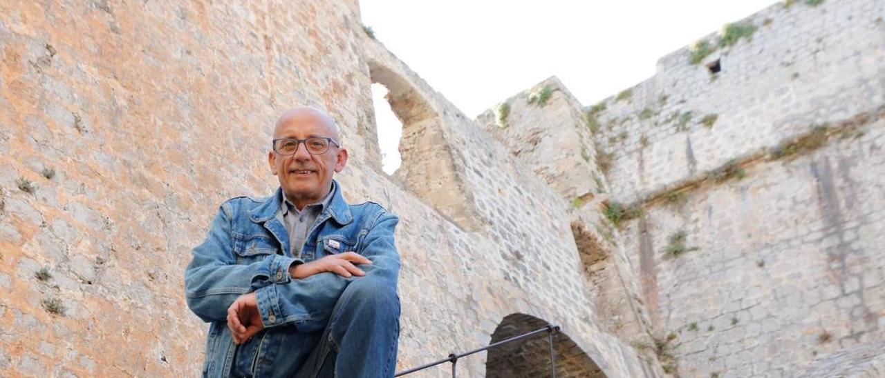 El candidato de Ara Eivissa junto a las murallas.