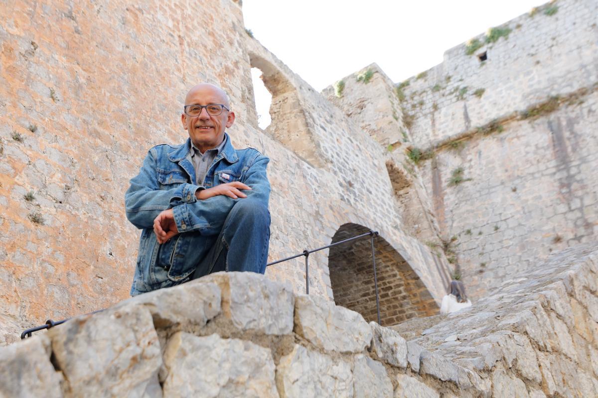 El candidato de Ara Eivissa junto a las murallas.