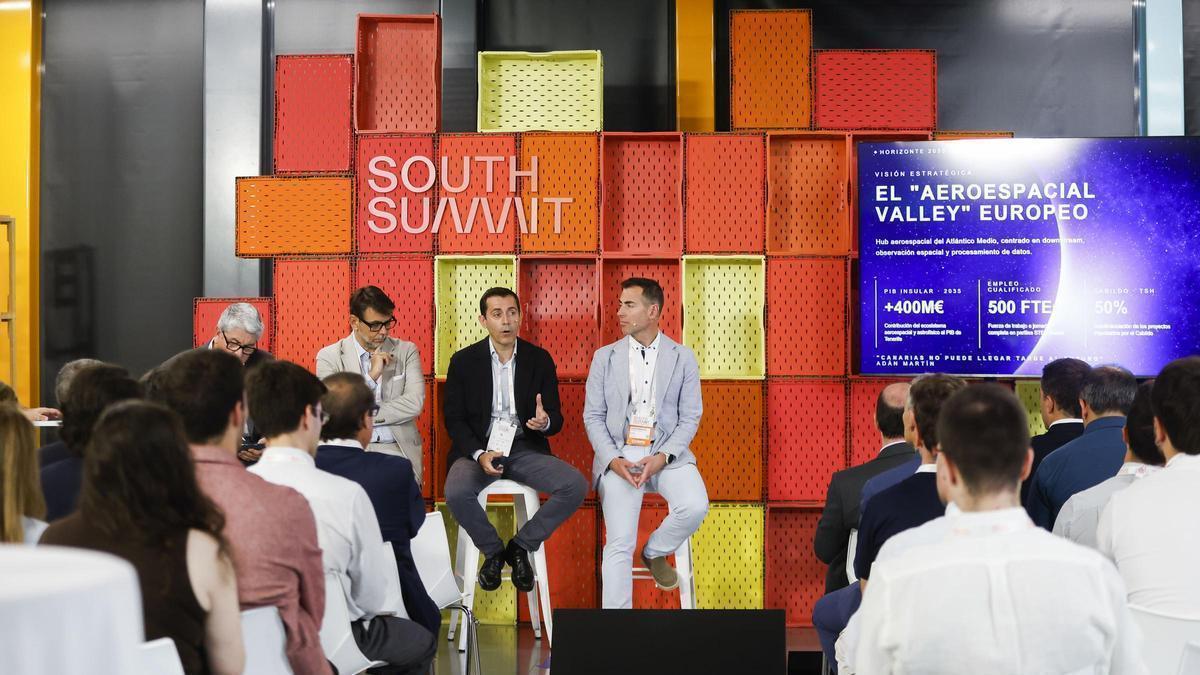 Juan José Martínez, en el centro, durante el encuentro South Summit Madrid  para presentar el 'Aeroespacial Valley'  de la Isla