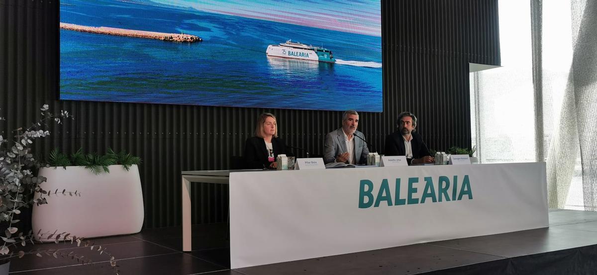 La directora de comunicación de Baleària, Pilar Boix, el presidente de la compañía, Adolfo Utor, y el director general, Georges Bassoul.