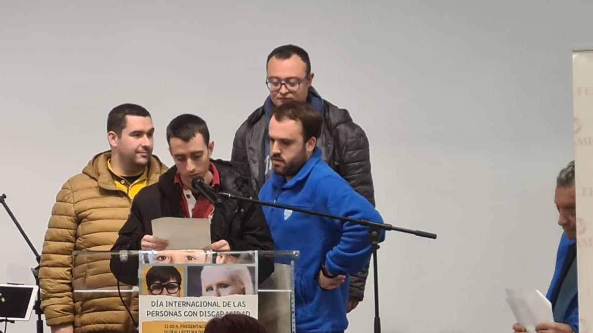 Usuarios de Autismo Córdoba leyeron algunos de los derechos que deben tener las personas con discapacidad.