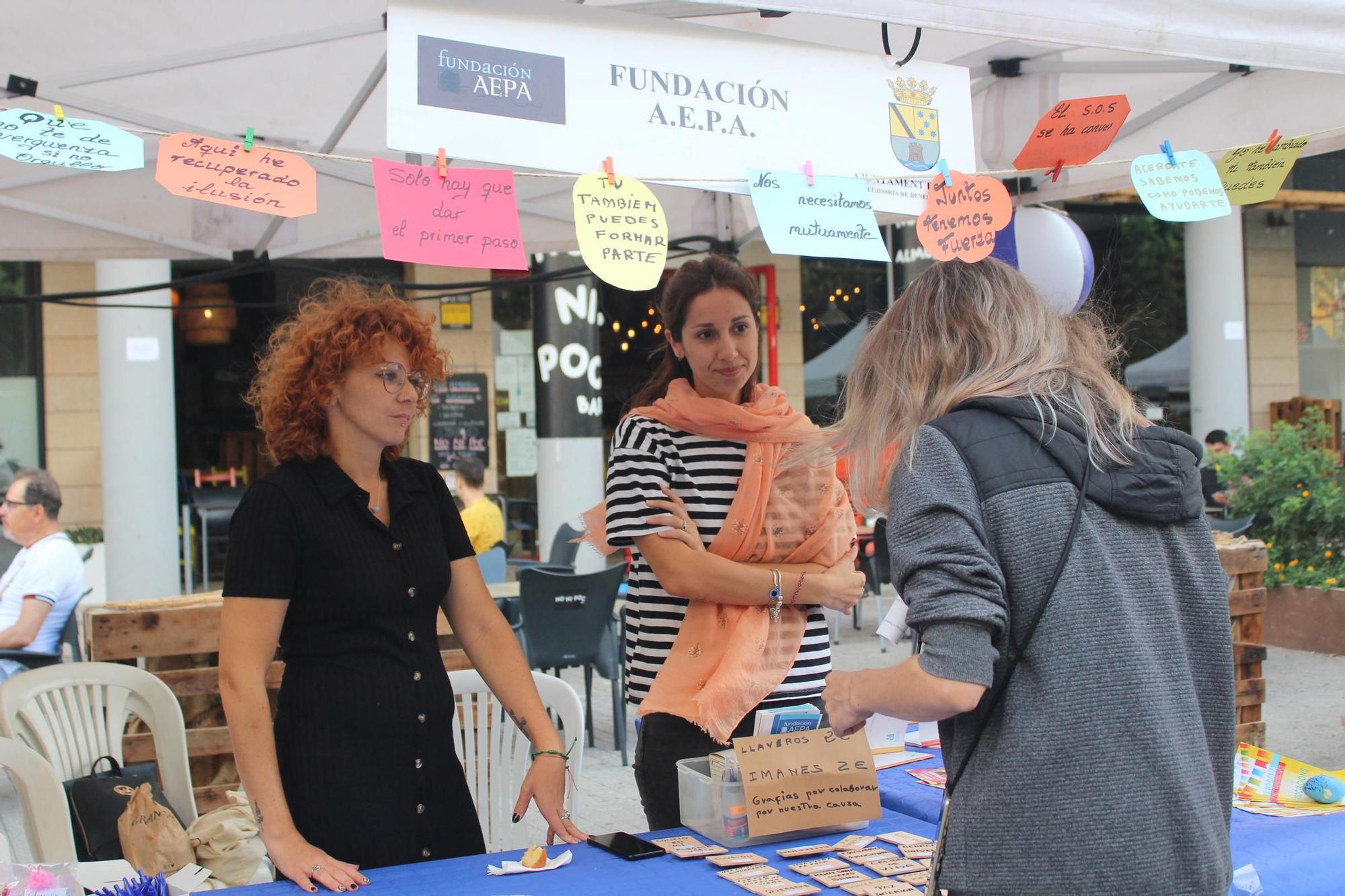 La Feria de Asociaciones llena la calle la Vía de entidades sin ánimo de lucro