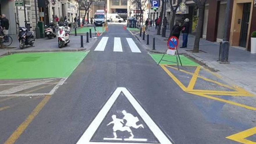 Nuevo aspecto de la calle, con zonas peatonales en verde.