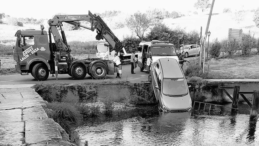 Un turismo termina empotrado en el río en la playa de Vilatuxe