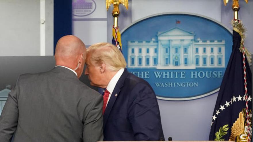 Trump, evacuado durante una rueda de prensa por un tiroteo junto a la ...