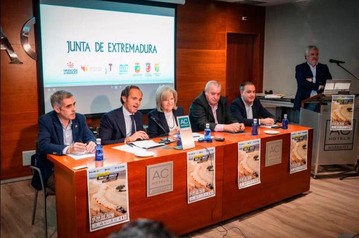 Representantes institucionales durante la presentación de la prueba.