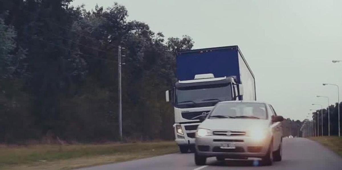 Coche adelantando a un camión