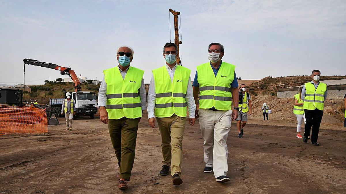 El ministro de Presidencia, Félix Bolaños (en el centro), durante su visita de ayer a las obras del AVE, en Níjar.