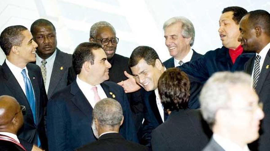 Hugo Chávez (dcha.) se dirige a Barack Obama durante la foto de familia de la cumbre.