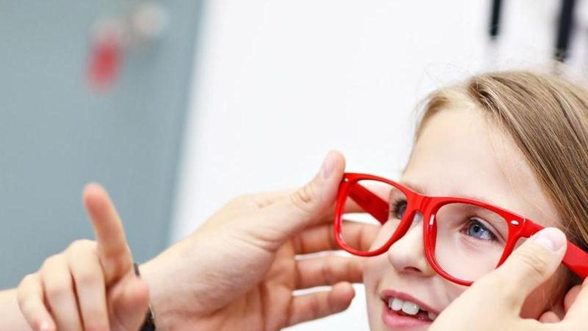 Mónica García celebra la puesta en marcha del 'Plan Veo' para el acceso de menores a gafas y lentillas