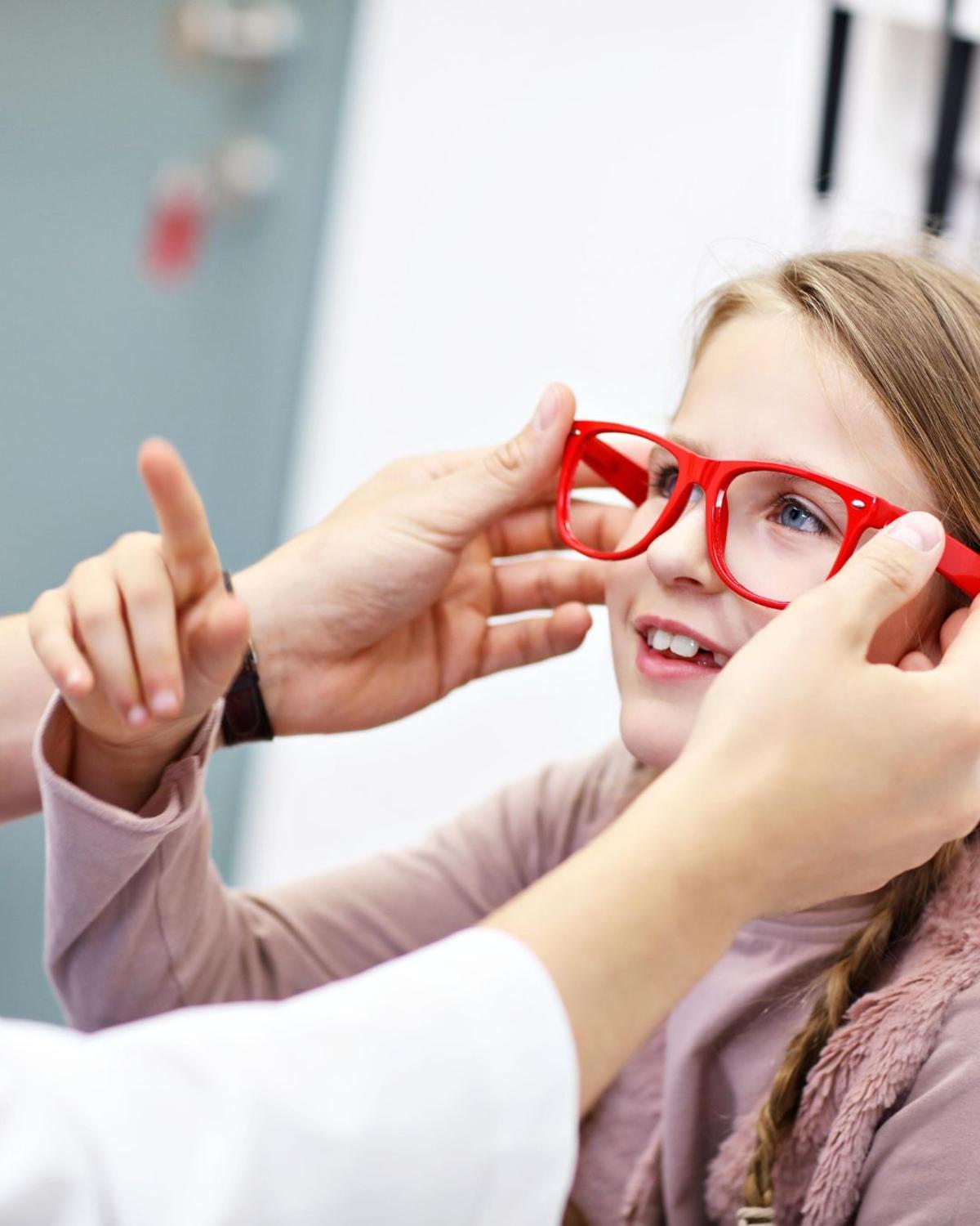 Una niña se prueba unas gafas