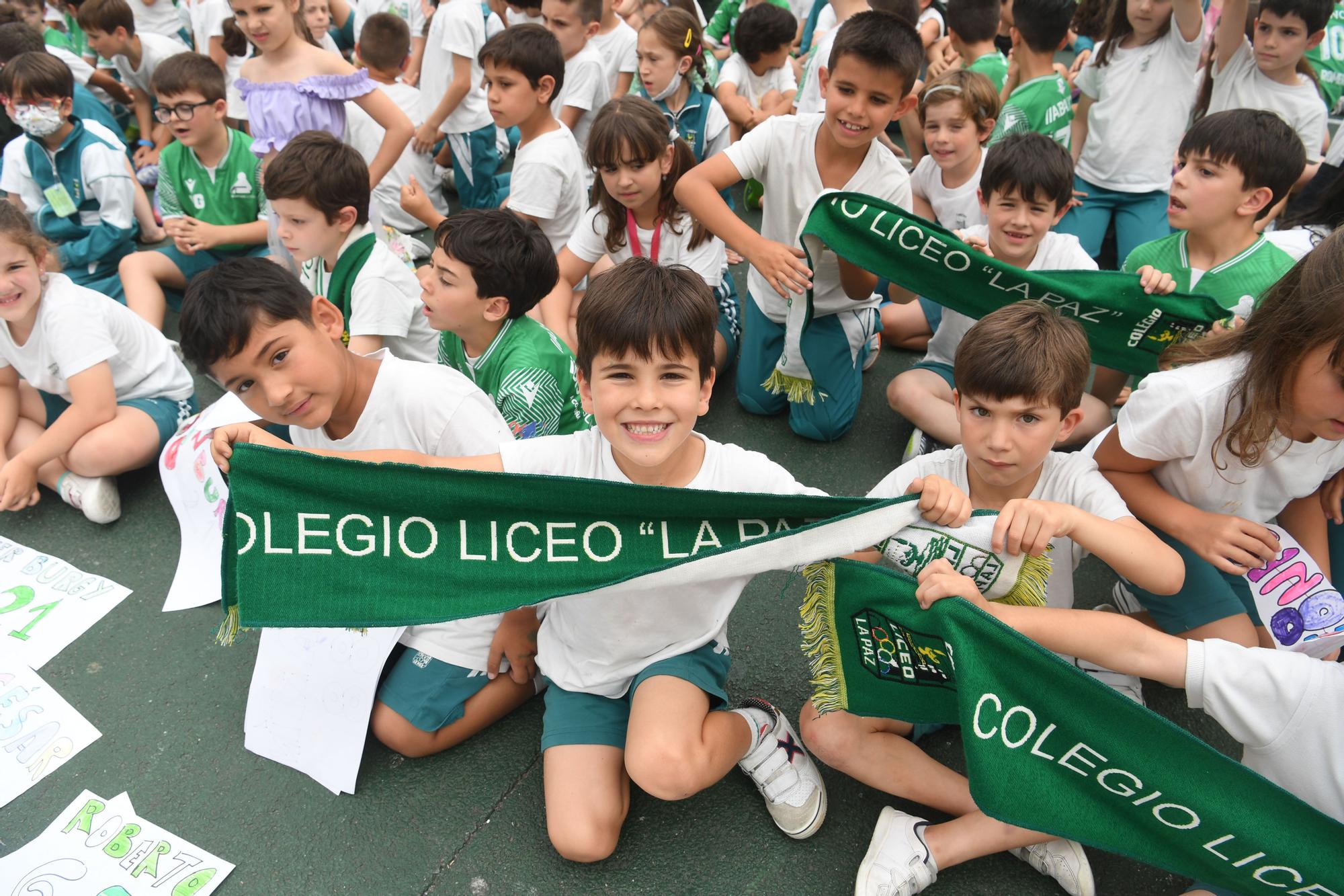 Los alumnos del Colegio Liceo La Paz reciben a su equipo, campeón de la OK Liga