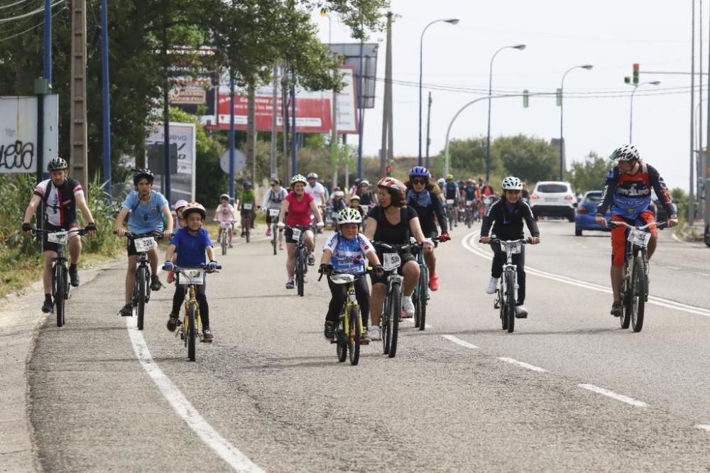 Más de medio millar de aficionados participan en A Pedaliña