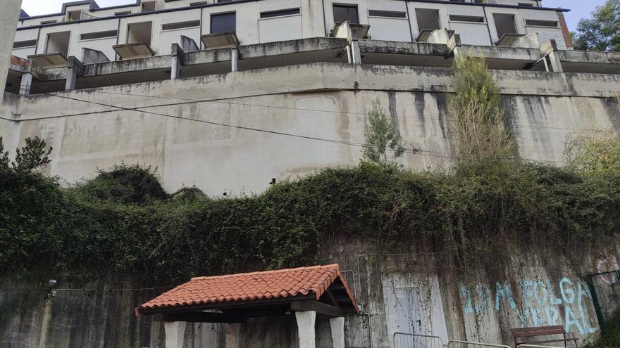 La Sareb espera asumir la propiedad de los chalés de A Regueira a final de año para sondear después la opción de vendérselos al Concello de Cangas para vivienda social