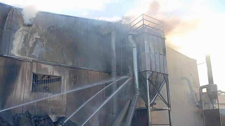 Sofocado un incendio en una empresa de reciclaje de neumáticos de Ceutí