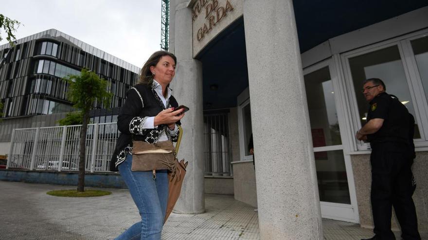 La alcaldesa de Moraña, Luisa Piñeiro,  a su llegada a la sede judicial de A Parda en Pontevedra.