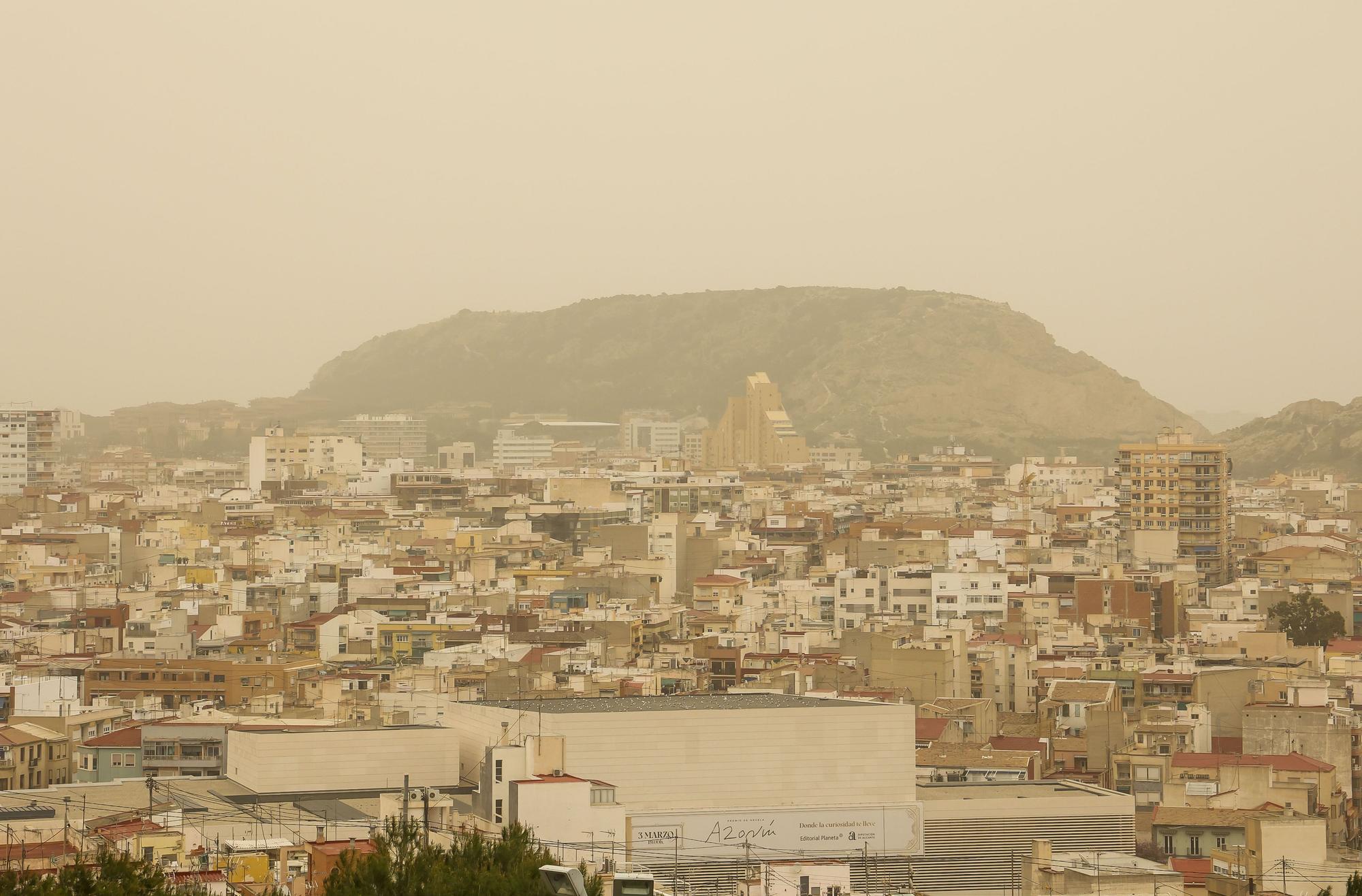 El polvo sahariano ensucia la ciudad de Alicante